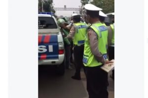Heboh Video, Pengemudi Gojek Dikepung dan Dipukul Salah Satu Anggota Kepolisian