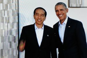 Barack Obama Kompak Gunakan Kemeja Putih tanpa Dasi Sama dengan Presiden Jokowi