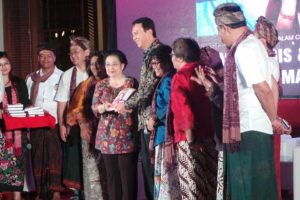 Dipilh Terima Buku, Signal Dukungan PDI P Maju Gubernur ?