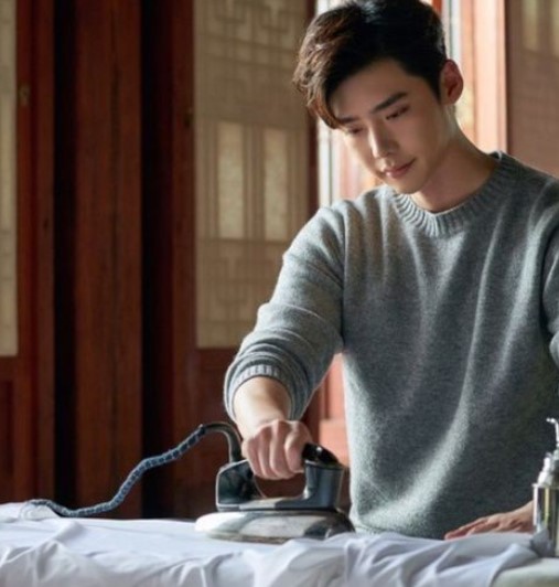 Lee Jong Suk dalam MV From Receiving Love To Giving Love 