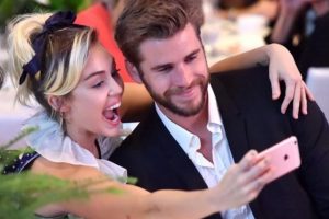 Miley Cyrus dan Liam Hemsworth Dikabarkan Segera Menikah dan Beli Rumah Baru
