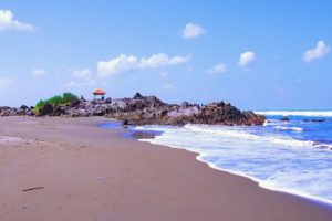 Dianggap Berbahaya, Wisatawan Di Pantai Selatan Garut Dilarang Berenang