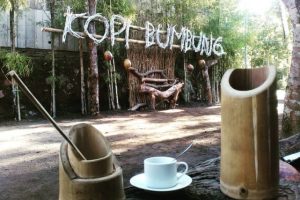 Kopi Bumbung: Sensasi Menikmati Kopi Hitam dari Termos Bambu di Yogyakarta