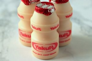 Bolehkah Menjaga Sistem Pencernaan Bayi dengan Minum Yakult?
