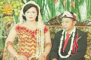 Berada Dalam Satu Pelaminan, Pasangan Sejenis Ini Melakukan Pernikahan ?