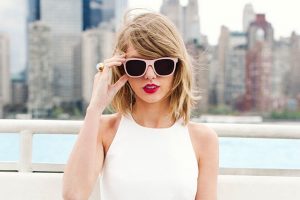 Pede, Tayor Swift Pamer Dada Hasil Operasi Plastik ?