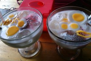 Sensasi Minum Es Campur Telor Khas Sidoarjo