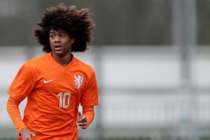 Tahith Chong , Wonderkid Belanda Ini Dapat Kue Spesial Saat Resmi Gabung MU