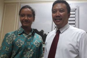 Gloria Natapraja Hamel Ikut Dalam Barisan Upacara Penuruan Bendera