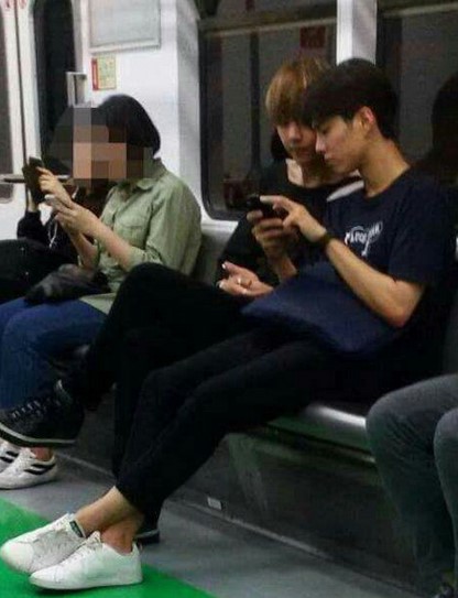 Park Bo Gum dan V BTS didalam Subway