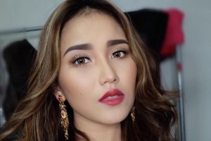 Ayu Ting-Ting Pakai Gaun Seksi Dengan Belahan Dada Rendah, Istri Walikota Ini Waspada