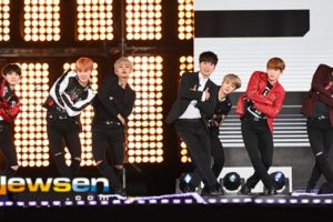 Tanpa Super Junior, Leeteuk Justru Nyanyikan Sorry - Sorry Dengan Idol Group Lain