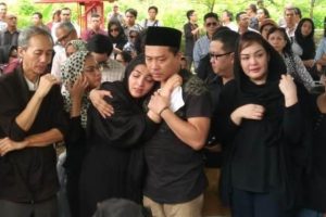 Diberitakan Meninggal Karena Terjatuh di Kamar Mandi, Ashanty Klarifikasi Penyebab Meninggalnya Sang Mama
