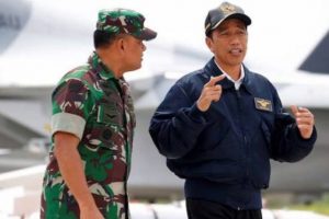 Hadiri Rapim TNI, Presiden Jokowi Jajal Panser Anoa Amfibi