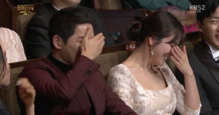 Park-Bo-Gum-Menang-KBS-Drama-Awards,-Song-Joong-Ki-Menangis