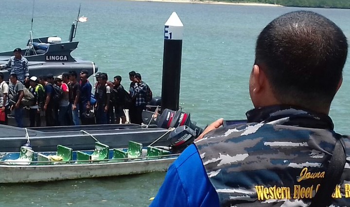 Karena-Boat-Bocor,-TNI-AL-Berhasil-Gagalkan-Penyelundupan-33-TKI-Ilegal