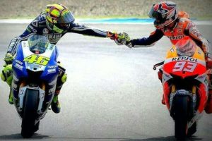 MotoGP Italia: Fans Rossi Beri Sorakan Akibat Tergelincir, Ekspresi Marquez Mengejutkan!