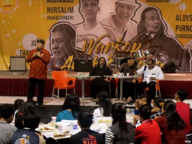 Diskusi Kaum Muda Lintas Agama sumber gambar petrus rizki VOA Indonesia